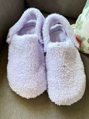 CROCS Women’s Cozy Plush Lavender Slippers